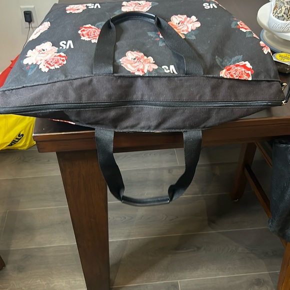 Victoria’s Secret Large Floral Weekend Travel Tote Bag - Picture 4 of 17